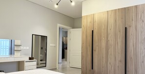 Leilighet – design, 3 soverom | 3 soverom, blendingsgardiner, strykejern/-brett og wi-fi (inkludert)