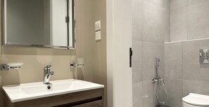Design Apartment, 3 Bedrooms | Bathroom | Free toiletries, hair dryer, bathrobes, towels