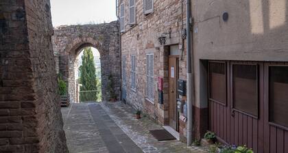 Casa Sulle Mura Medioevali. Comodissimo no Scale. Servizi Raggiungibili a Piedi