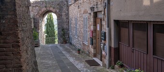 Casa Sulle Mura Medioevali. Comodissimo no Scale. Servizi Raggiungibili a Piedi