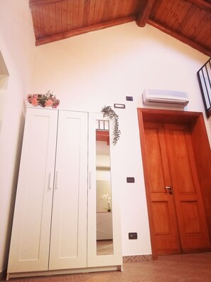 Interior - Detached house with private hot tub (Trecastagni)
