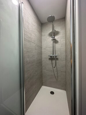 Shower, hair dryer, towels, soap - Appartement Confortable DE 30m2 Proche Centre Amiens (Amiens)