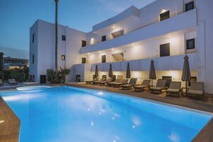 季节性开放的室外游泳池