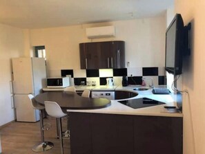 Geladeira, micro-ondas, cooktop, cafeteira/chaleira