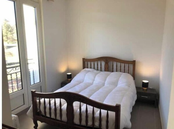 1 bedroom, bed sheets