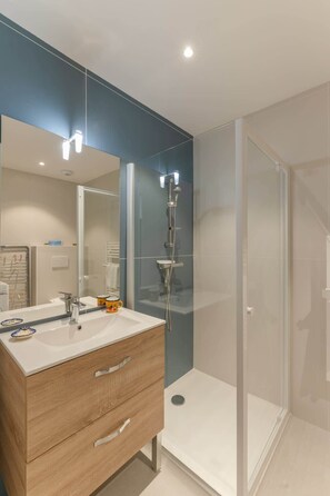 Shower, hair dryer, towels - Ty Moutik - Lovely luxury T2 flat with sea view (Porspoder)