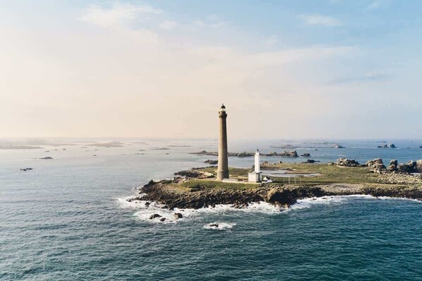 Un phare, perché sur un promontoire rocheux, offre une vue dégagée sur la mer environnante et les îles lointaines.