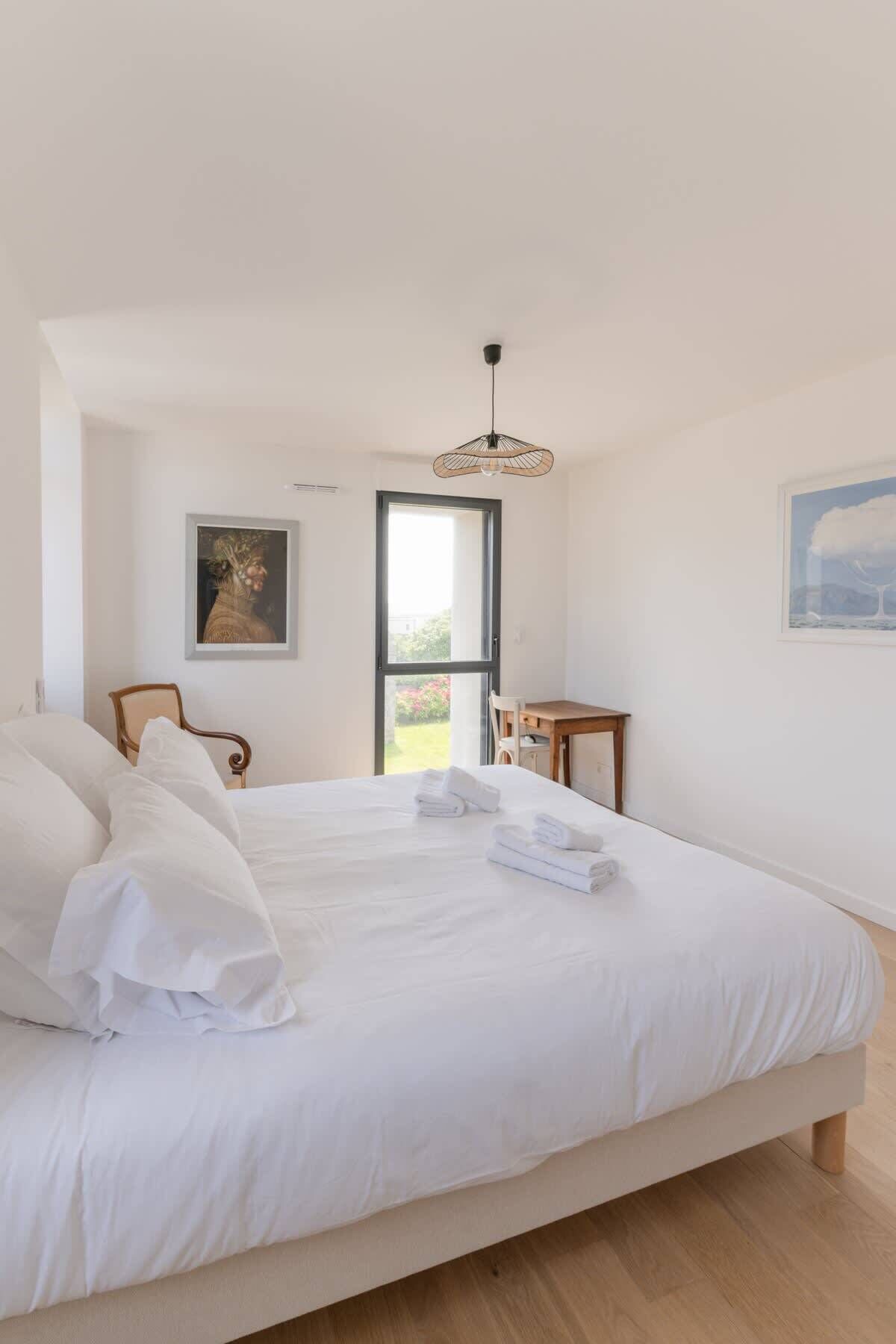 3 quartos, escrivaninha, ferros/tábuas de passar roupa