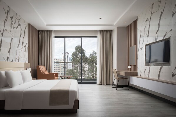 مكتب ومساحة عمل للكمبيوتر المحمول وتجهيزات عازلة للصوت وواي فاي مجانًا