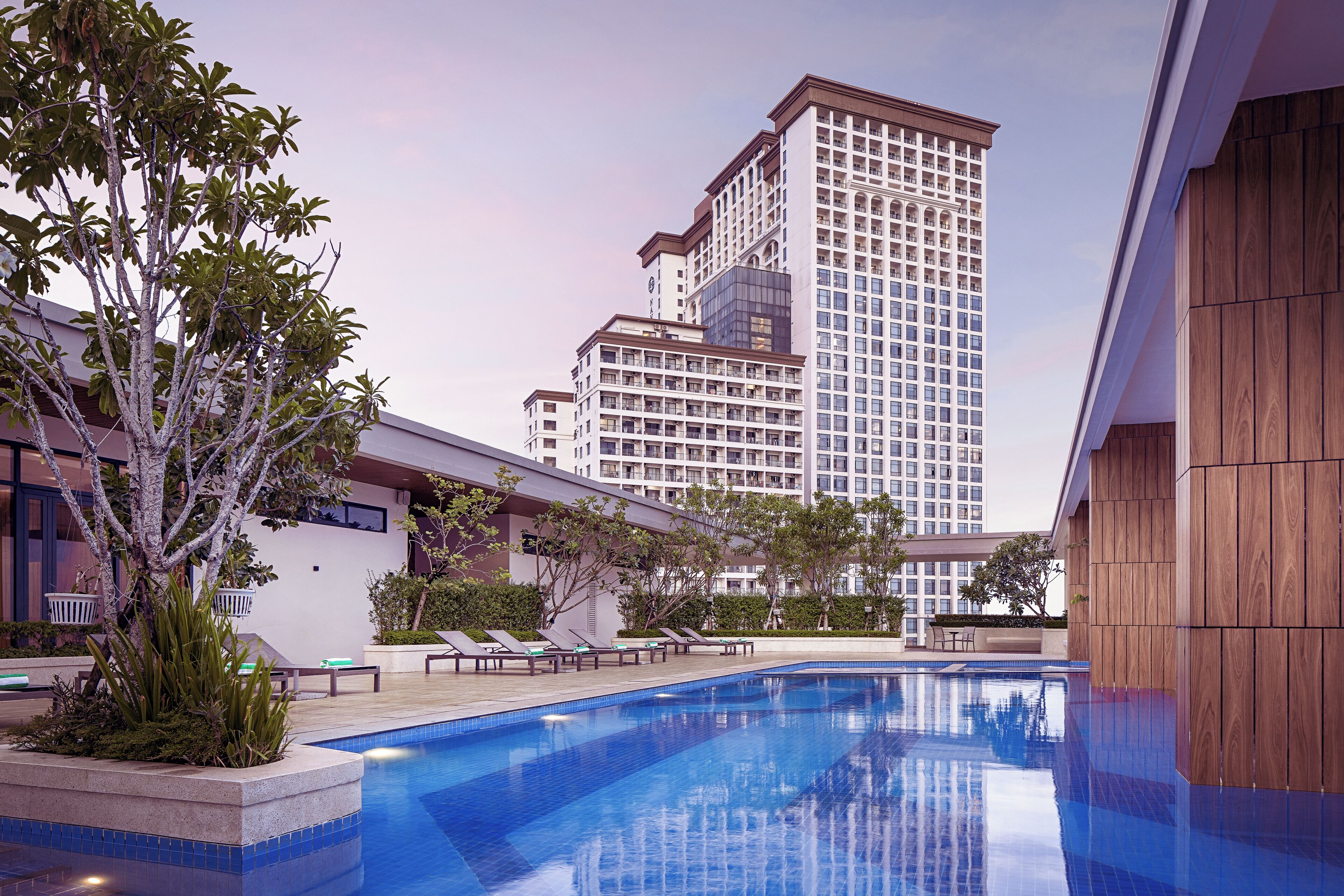 สระว่ายน้ำกลางแจ้ง