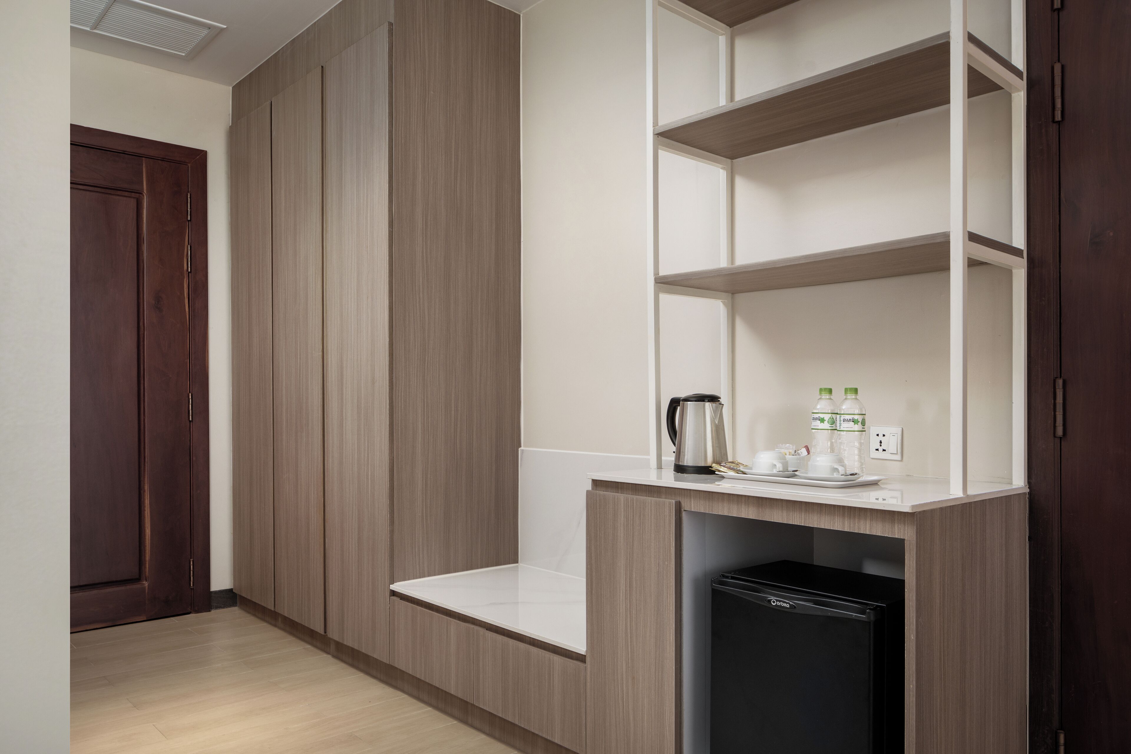 Una cocina moderna con armarios empotrados, una encimera y un refrigerador negro.