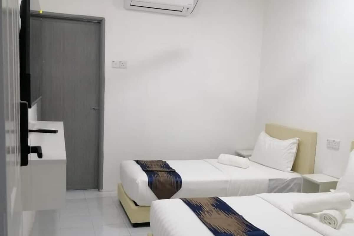 Triple Room | Iron/ironing board, free WiFi