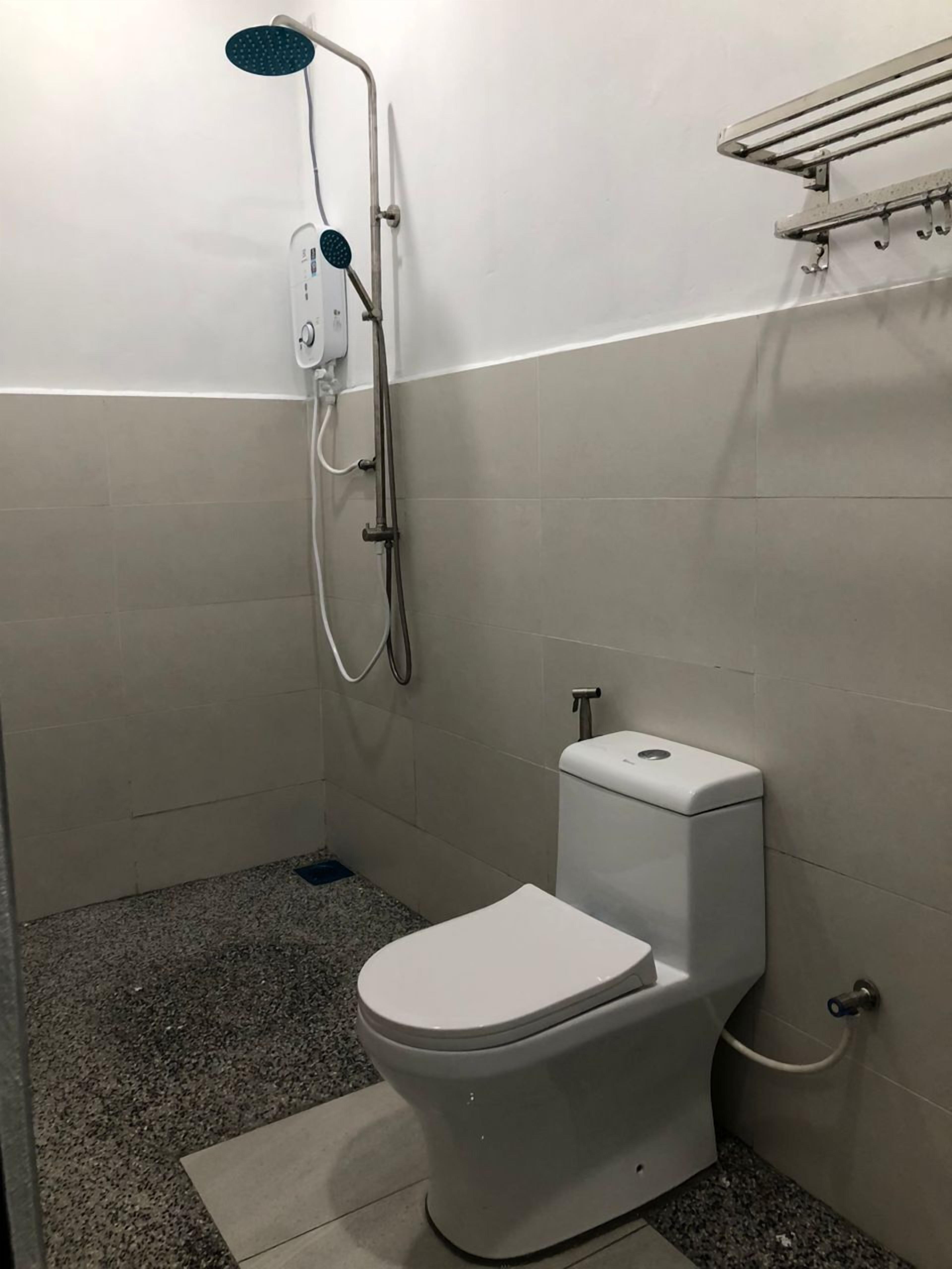 Triple Room | Bilik Mandi | Pengering rambut, selipar 