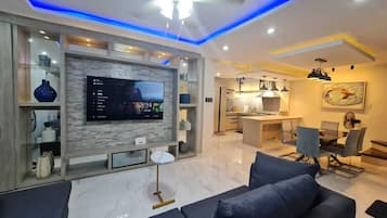 Casa estándar, 4 habitaciones, cocina, vista a la montaña | Sala de estar | Smart TV de 65 pulgadas con canales digitales