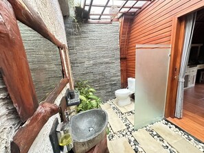 Habitación de lujo, vistas al jardín | Baño | Ducha, cabezal de ducha tipo lluvia, zapatillas y toallas