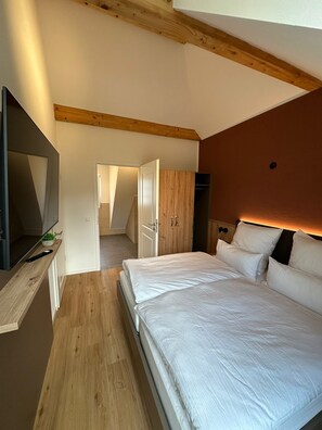 Tabla de planchar con plancha, wifi y ropa de cama