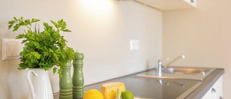 ثلاجة، موقد طهي مسطح، غسالة أطباق، ماكينة لصنع القهوة/الشاي