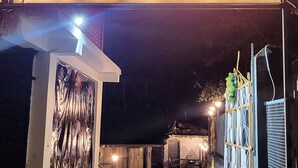 Una entrada de hotel con un letrero de neón que dice "HOTEL LUVYA RETREATS" y el número "9012321234".