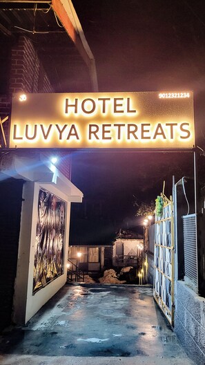 Front of property - Luvya Retreats Hotel (Manali)