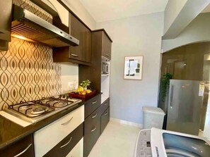 Refrigerador, microondas, horno y parrilla de estufa 