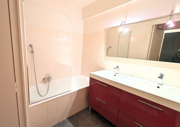 Bathroom - Ref LACOUR7 Palmes d Or Properties (Cannes)
