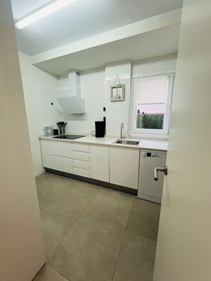 Réfrigérateur, un four, surface de cuisson, lave-vaisselle