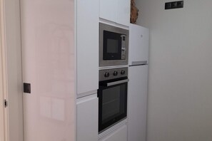 Fridge, oven, stovetop, dishwasher - Apartamento Para 5 Personas a 2,5km de las Playas (Posada de LLanes)