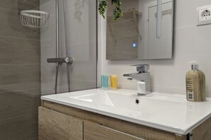 Douche, sèche-cheveux, serviettes fournies