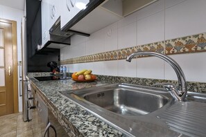Een magnetron, een oven, een kookplaat, een vaatwasser