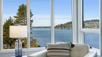 Een televisie en een stereo