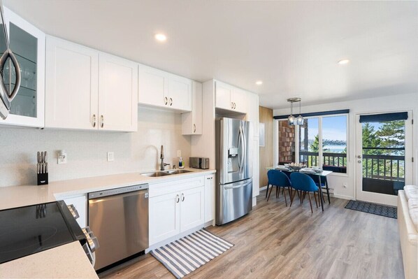 Jääkaappi, mikroaaltouuni, uuni, liesi