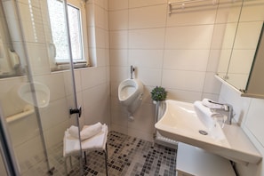 Dusj, hårføner, bidé og håndklær