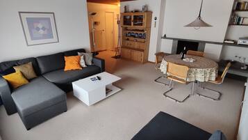 Smart-tv, eldstad, böcker och en stereo