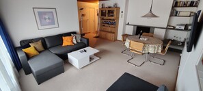 Smart-tv, eldstad, böcker och en stereo