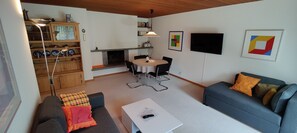 Smart-TV, Kamin, Bücher, Stereoanlage