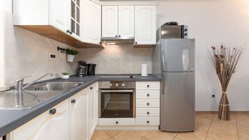 Réfrigérateur, micro-ondes, four, plaque de cuisson