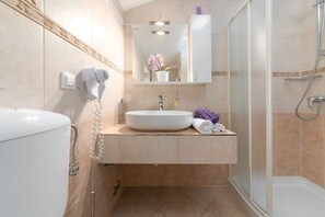Sèche-cheveux, bidet, serviettes fournies, savon
