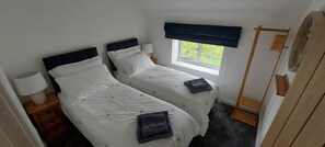 2 habitaciones, tabla de planchar con plancha, wifi y ropa de cama 