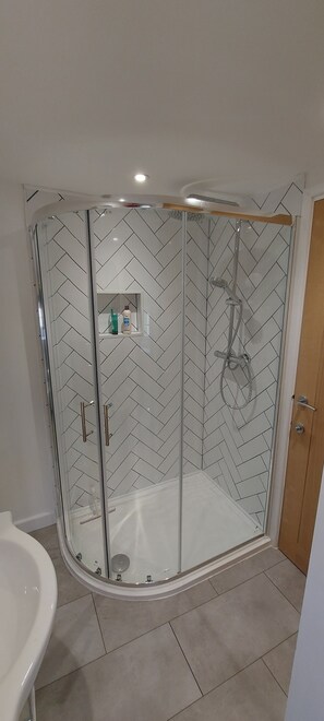 Regadera, secadora de cabello, toallas, jabón