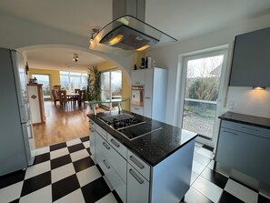 Fridge, microwave, oven, stovetop - Vacation home with mountain views in Tettnang (Tettnang)