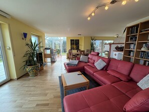 Fernseher, Kamin, Bücher, Stereoanlage