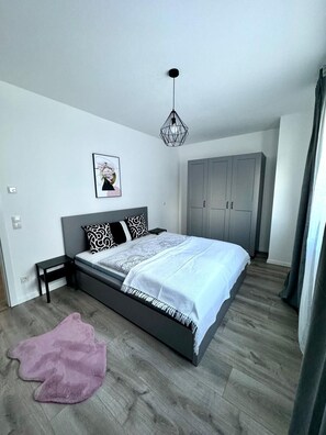 2 عدّة غرف نوم وواي فاي وملاءات أسرّة