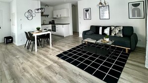 En moderne lejlighed med spiseplads, køkken og opholdsstue.