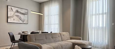 Leilighet – design, 3 soverom | Oppholdsområde | Flatskjerm-TV