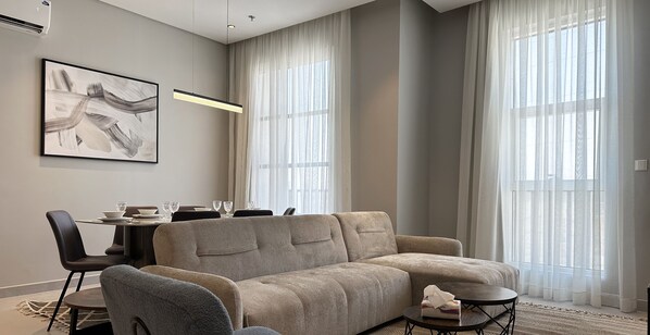 Appartamento Design, 3 camere da letto | Area soggiorno | TV a schermo piatto