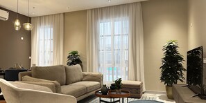 Apartemen Desain, 2 kamar tidur | Area keluarga | TV layar datar