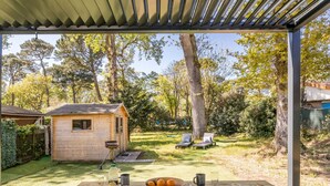 Outdoor dining - Charming Renovated House Near Beach with Garden & Parking (Saint-Brevin-les-Pins)