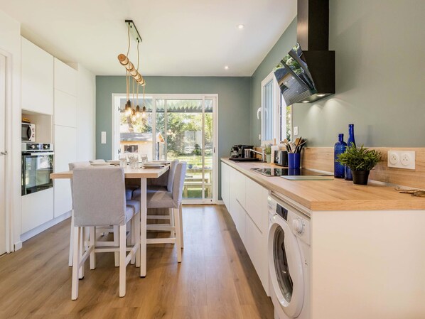 Kylskåp, mikrovågsugn, ugn och diskmaskin