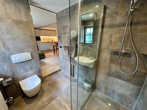 Studio Elfenblume | Badkamer | Een douche, een haardroger, handdoeken, zeep