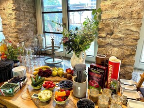 Petit déjeuner buffet (20 EUR par personne)